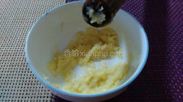 擀面杖将蒜捣烂