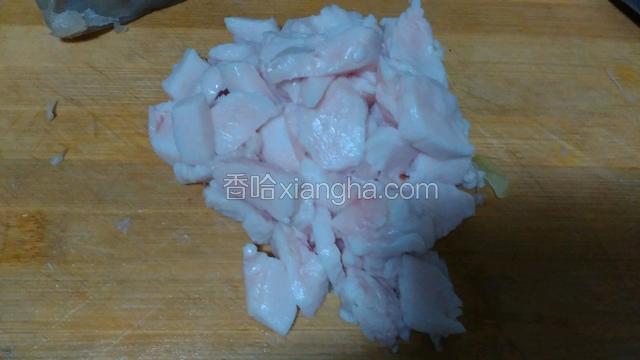 肥肉切成小块