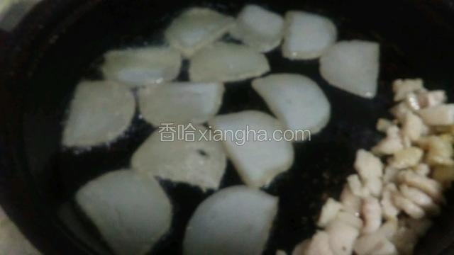 饼铛出油了将灌肠放入两面煎炸