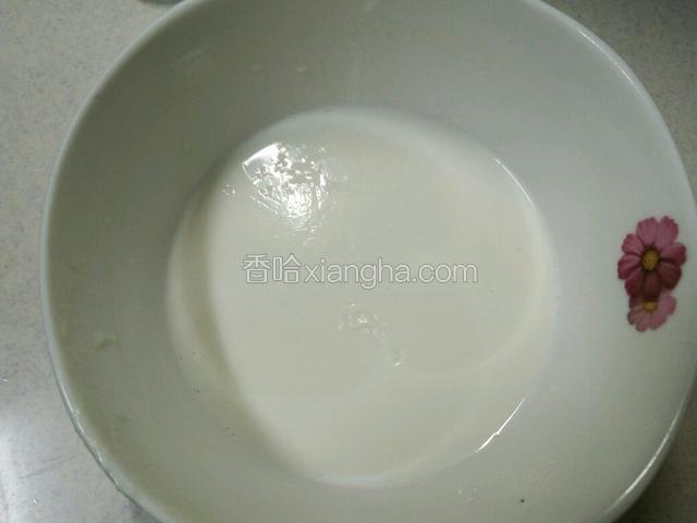 将牛奶缓缓倒入另一个碗中，碗底留一点牛奶，避免奶皮弄破。