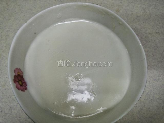 将过滤好的牛奶蛋液缓缓倒回碗中，注意让蛋皮浮在面上。
