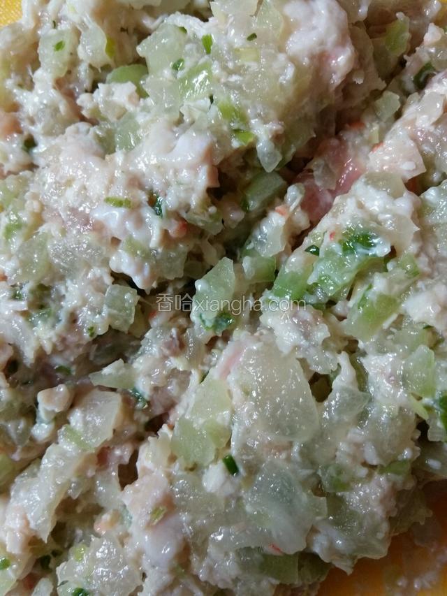 给盐一点点盐，（冬瓜已经有咸味的了）鸡精搅拌均匀备用