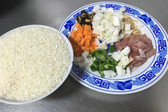 食材：大米，肉丁，白菜丁，胡萝卜丁，香菇丁，青椒丁；