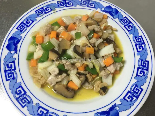 炒入味后捞出待用；
