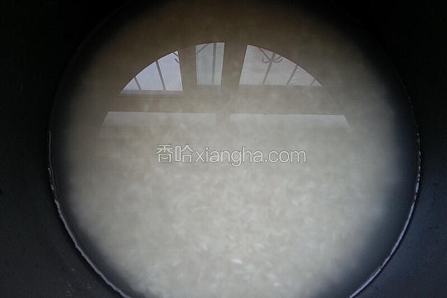 大米洗净入电饭锅，加入适量盐，然后把所有食材一起倒入电饭锅一起嫩煮至熟即可；