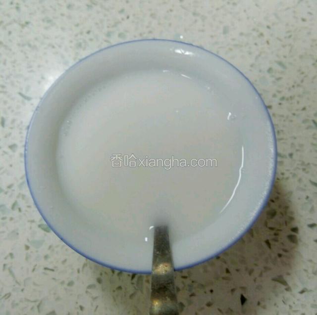 糯米粉加少量清水搅至没有结块状