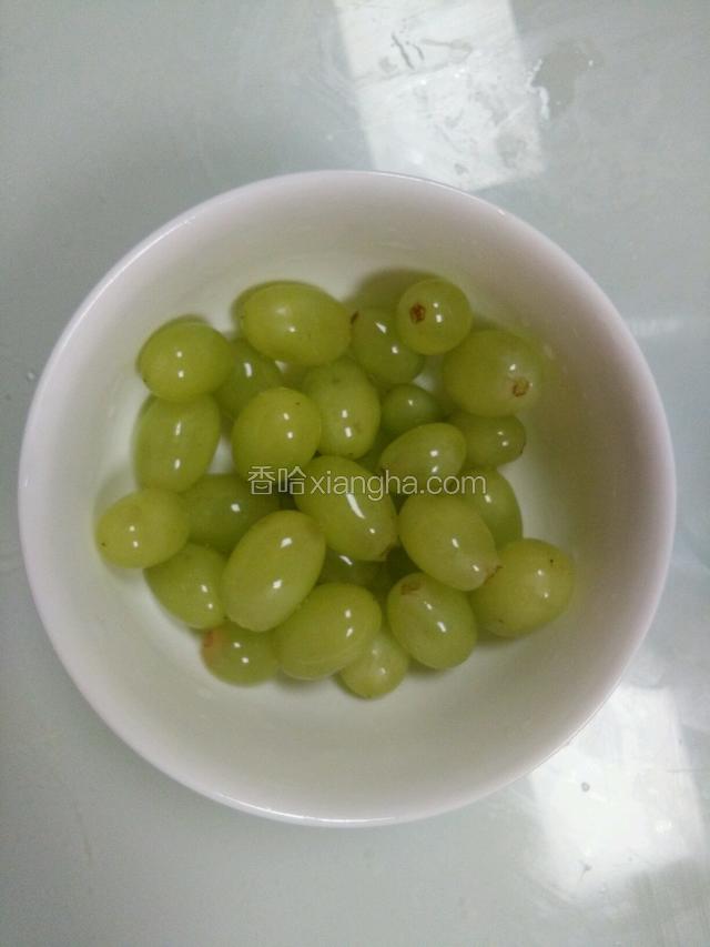 葡萄洗干净。