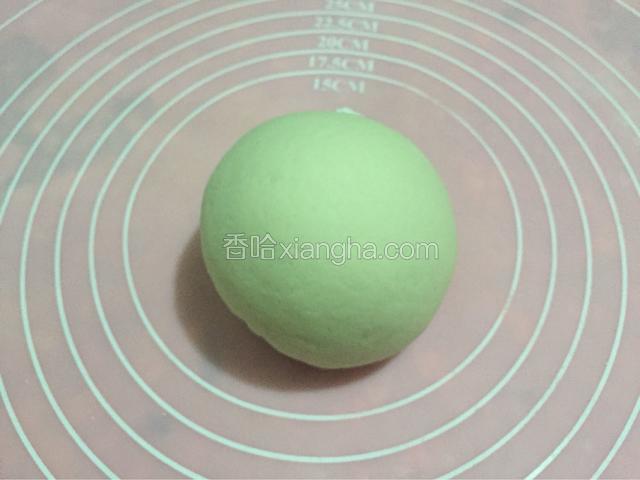 面粉加入适量盐用热水和成絮状，加入冷水继续和成面团静置二十分钟