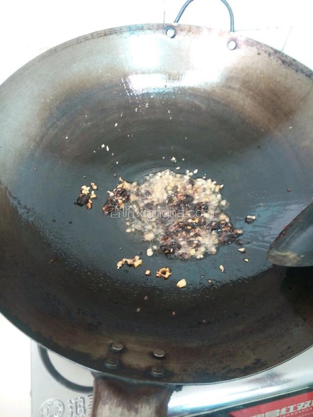 锅里留一点点底油烧热后，爆香姜蒜沫及1勺豆辨酱，炒香