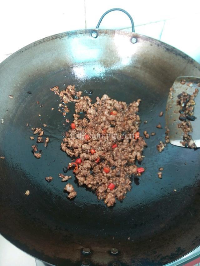然后放肉沫和红辣椒翻炒