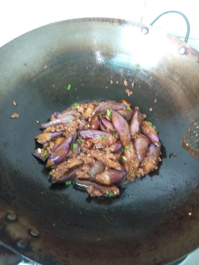 再调入一点鸡精，撒上葱花