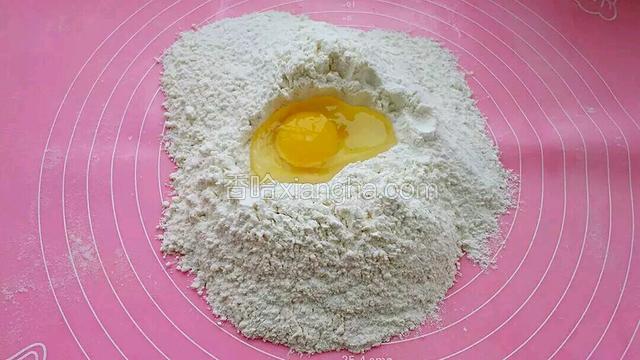 把除黄油外的所有食材混合在一起，液体类的放在最上面。