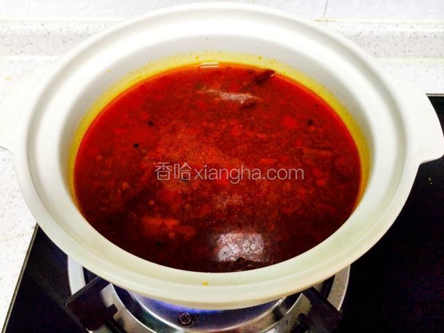 倒在砂锅里继续煮，越煮越入味儿。