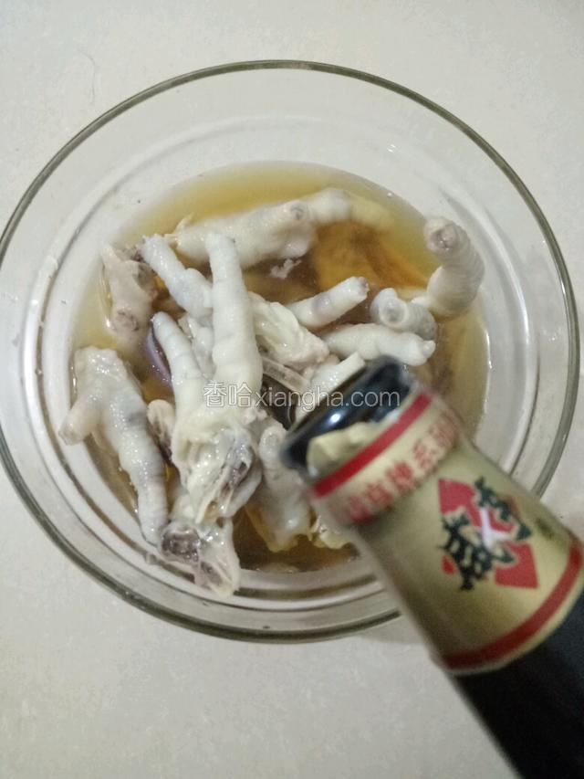 将香糟卤注入放有鸡爪的碗中，浸泡一个小时即可食用。