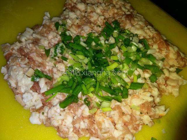 猪肉剁碎加葱花，姜蓉接着剁碎