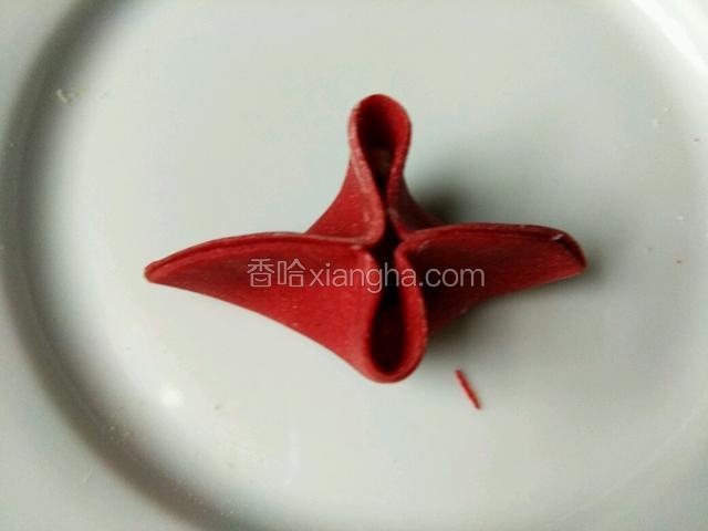 从两边往中间挤，挤出两个耳朵（如下图）