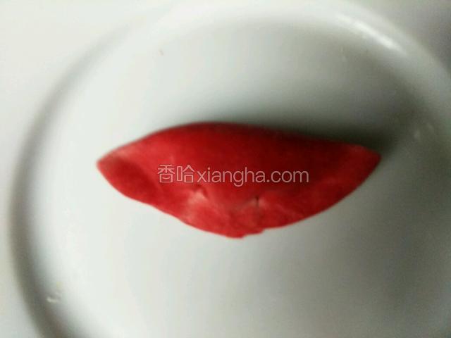 把两个耳朵捏平成饺子形态（如下图）