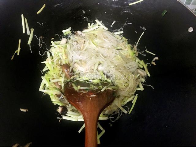 翻炒均匀后加入粉丝