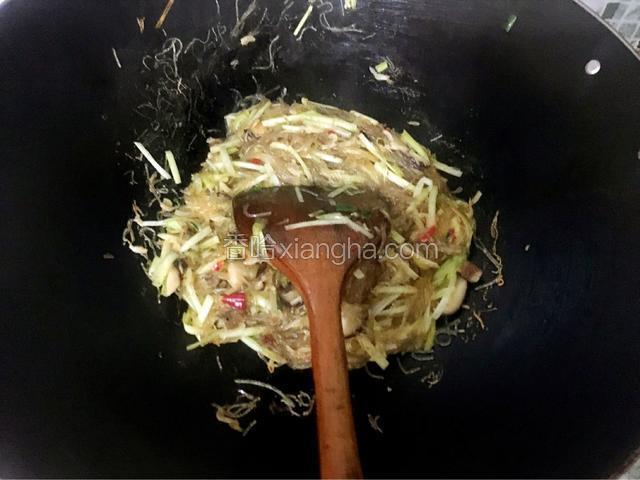 接着放入适量的生抽和盐，剁辣椒