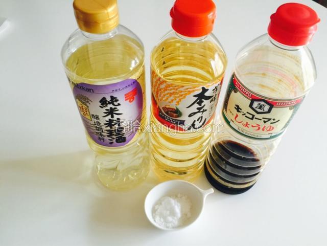 准备材料。酱油，料酒，味琳，糖