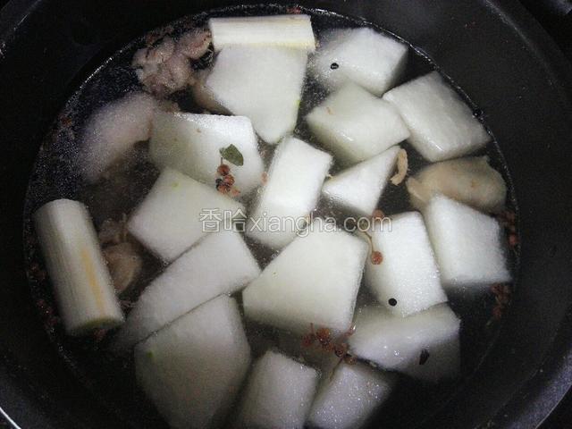 将泡好的薏米，冬瓜，晾凉的鸭肉放入高压锅中，加入适量的水