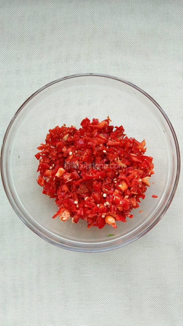 辣椒去蒂后剁成碎。