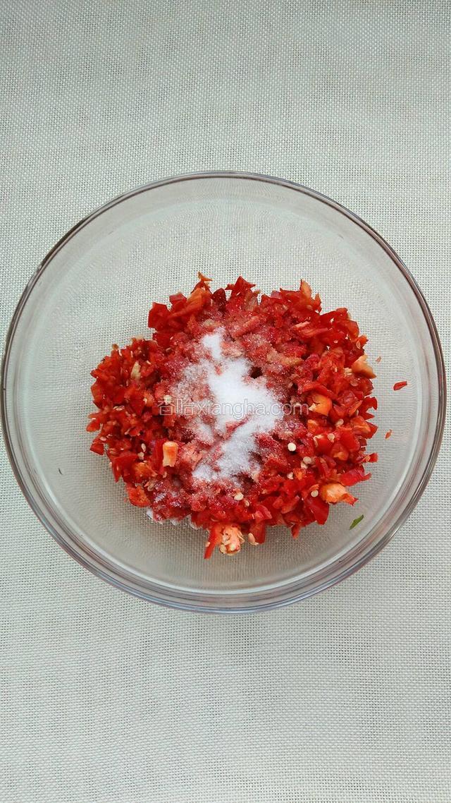 加入15克盐拌匀。