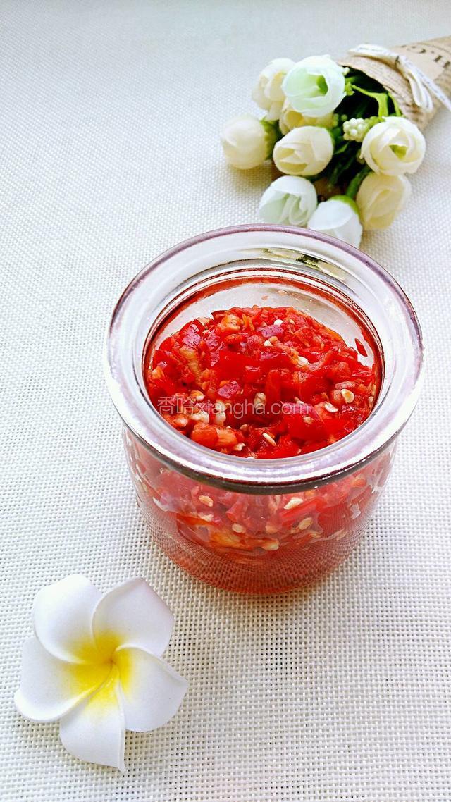 装入玻璃罐，辣椒表面再均匀撒上一层盐，盖上盖子密封即可。