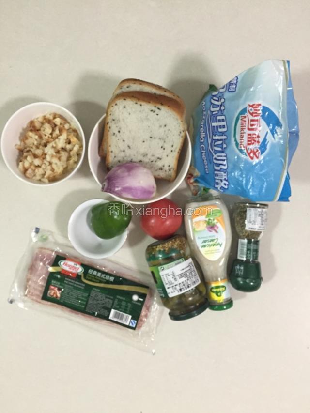 备齐材料：培根、洋葱、青椒、番茄、酸黄瓜、吐司边切小丁，大蒜切末。