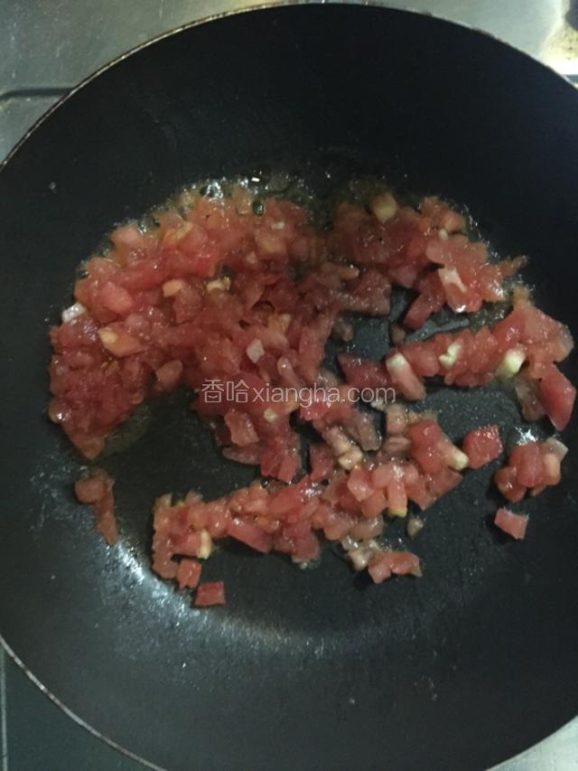 番茄炒出汁。