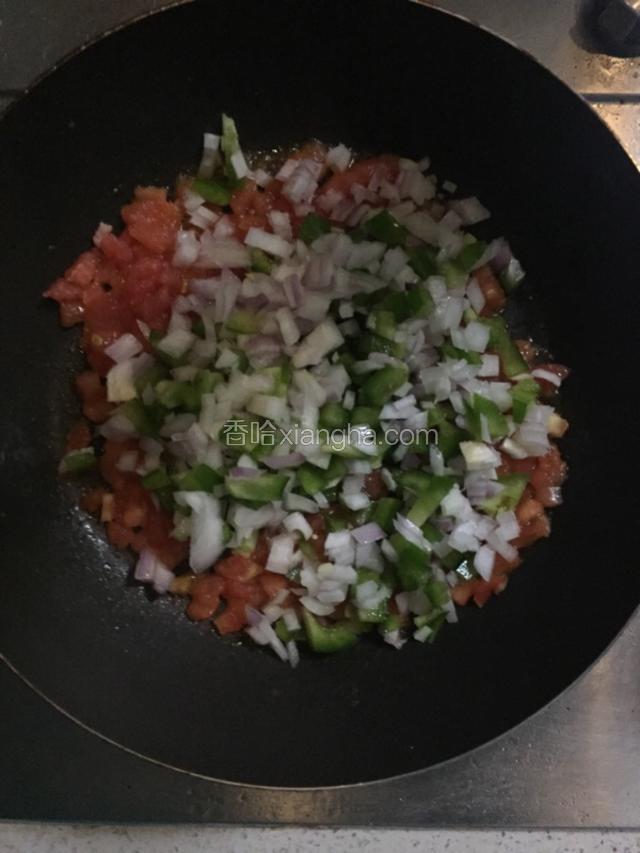 加入洋葱和青椒丁炒至半熟（洋葱丁里拌少许食盐）。