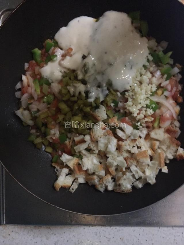 拌入吐司边、酸黄瓜、蒜末和沙拉酱。