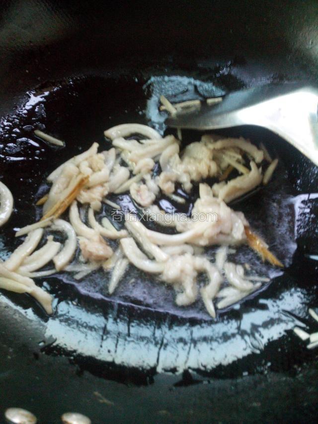 坐锅放植物油，小火煸一下姜蒜，再下肥肉丝稍煸出油，撒一点点盐。