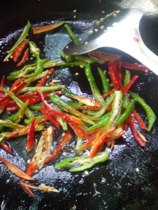 锅里留油，下尖椒丝，炒半分钟。