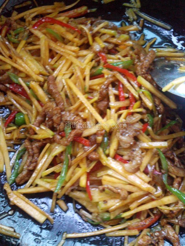 下入炒过的肉丝，炒均匀，撒一点鸡精和生抽，出锅。