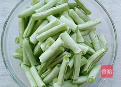 腊肠丁炒四季豆的做法图解1