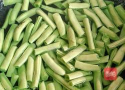 腊肠丁炒四季豆的做法图解2