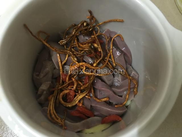 挑出猪腰放入中间，姜丝不要。再把剩下的虫草花枸杞子放在上面。