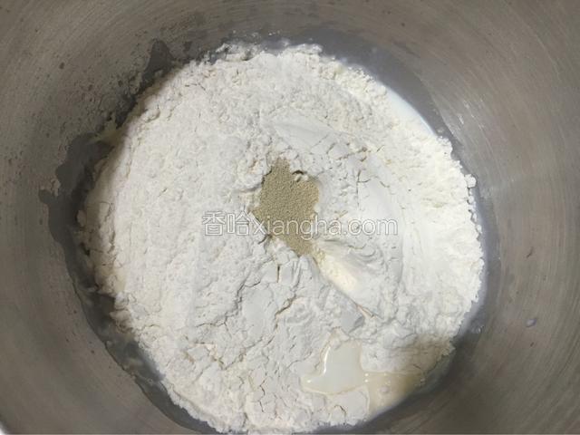 除黄油外所有的材料放进和面桶，糖和盐对角放，酵母放最上面