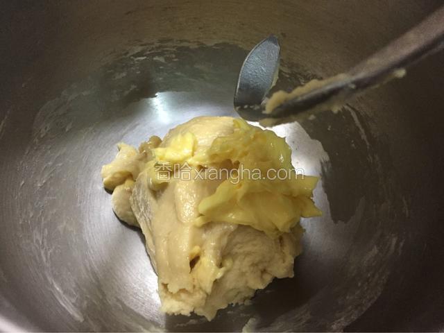在第二次和面时加入黄油，继续开三档高速揉面，直到自动停止，然后再开一次和面程序，直到机器停止（共30分钟）