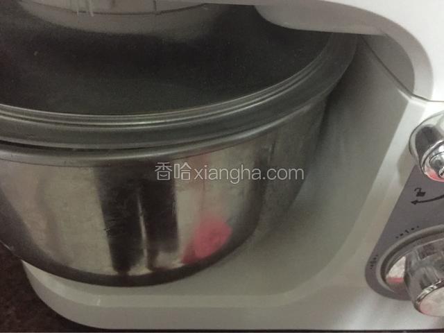 直接放回厨师机揉几分钟，相当于给面团排气