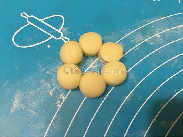 将圆形面团取出，6个排成一个花形