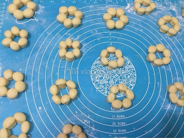 依次做好排好所有的圆形面团