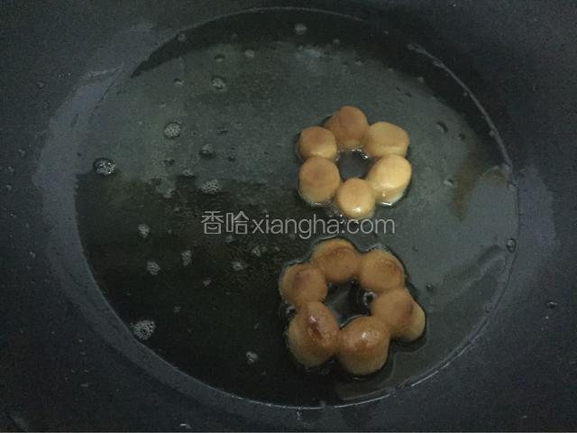 翻另一面中小火炸至金黄色即可捞出沥干油分