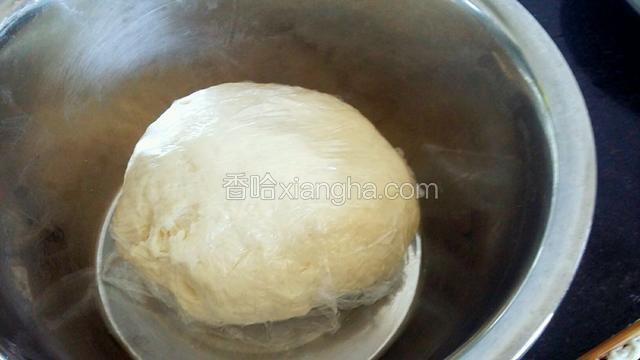 盖上保鲜膜，饧30分钟。