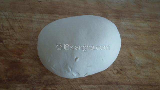 饧完的面，放在面板上，用刀切成大小一样的剂子。