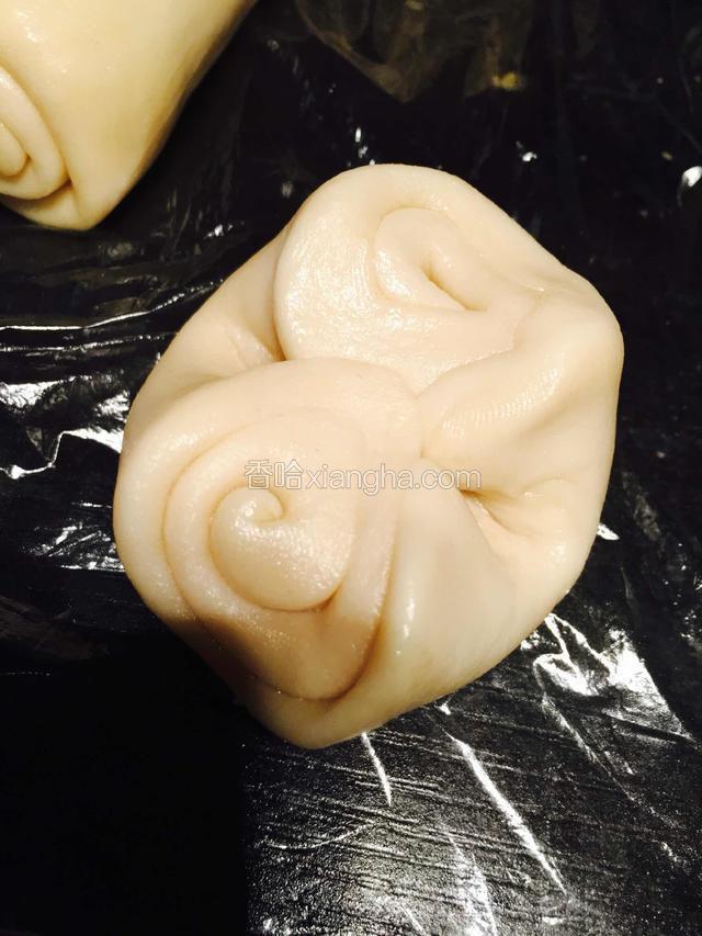 两头保持水平，在同一平面上按压～