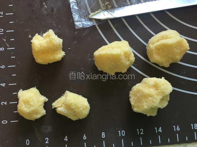 把椰蓉馅分成20g左右大小的3个和10g左右大小的3个。