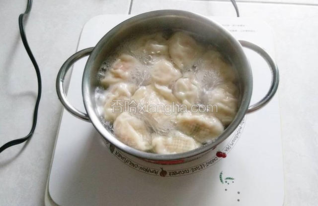 冷水锅沸腾后下饺子，二次沸腾时倒入半碗冷水，第三次沸腾时再倒三分之一碗冷水，再次煮沸时就可以捞出来了
