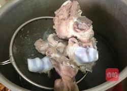 土茯苓骨头汤的做法图解2